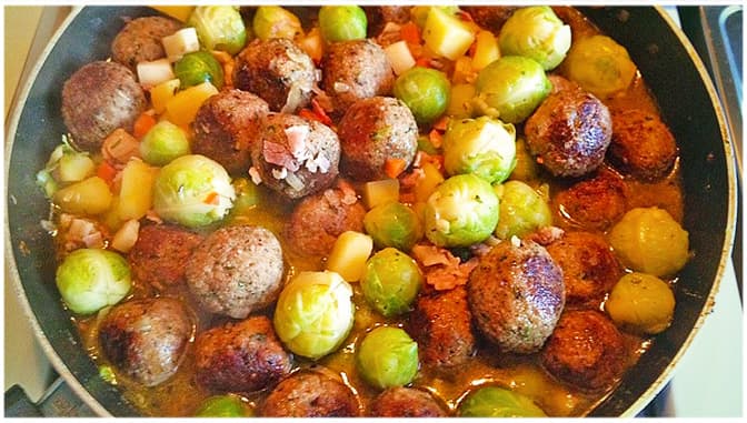 Titelbild für geschmackvoll – Rosenkohlgratin mit Hackfleischkugeln