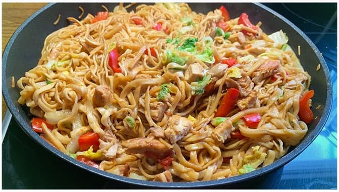 Titelbild für geschmackvoll – Asiapfanne mit Eiernudeln und Gemüse