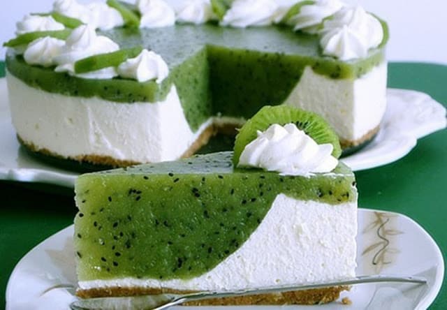 Titelbild für BUTTERKEKS KIWI TORTE MIT FRISCHKÄSE!