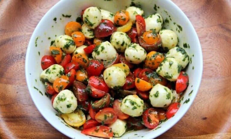 Titelbild für ITALIENISCHER TOMATEN SALAT MIT MOZZARELLA