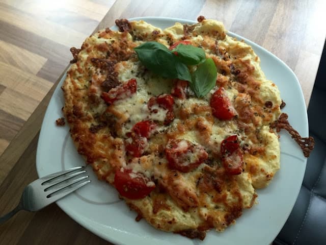Titelbild für geschmackvoll – Low Carb Frischkäsepizza mit Lachs