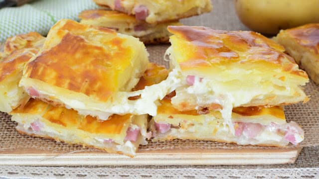 Titelbild für geschmackvoll – BLÄTTERTEIGTASCHEN MIT SCHINKEN UND KÄSE