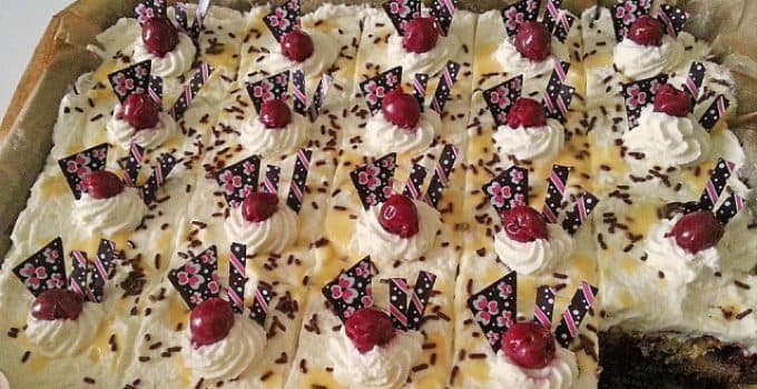 Titelbild für geschmackvoll – KIRSCH EIERLIKÖR BLECHKUCHEN MIT SCHMAND SAHNE