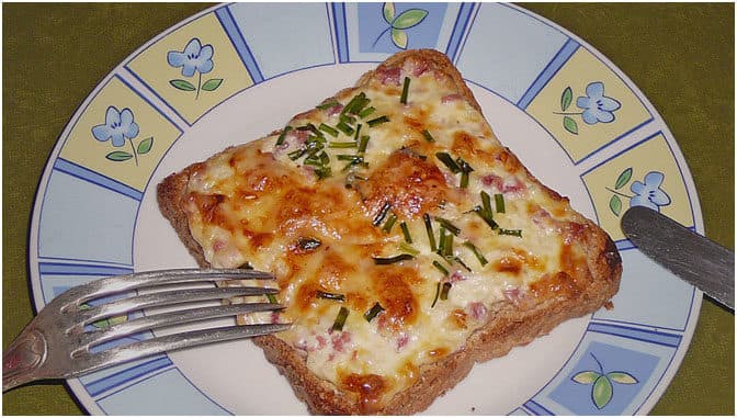 Titelbild für geschmackvoll- Flammkuchen Toast, schnell gemacht und super lecker.
