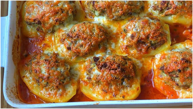 Titelbild für geschmackvoll – Gefüllte Kartoffeln mit Hackbällchen in Tomatensoße