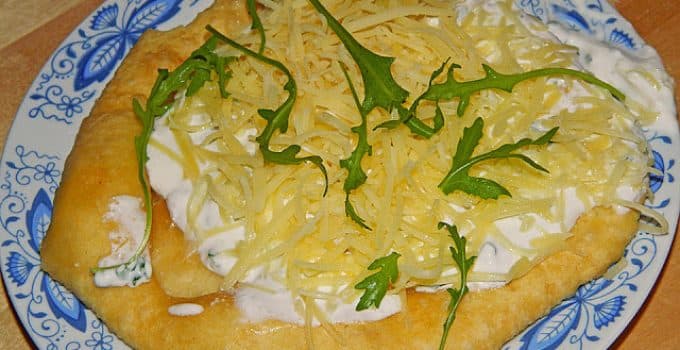 Titelbild für geschmackvoll – Ungarische Langos mit Knoblauchcreme und Käse