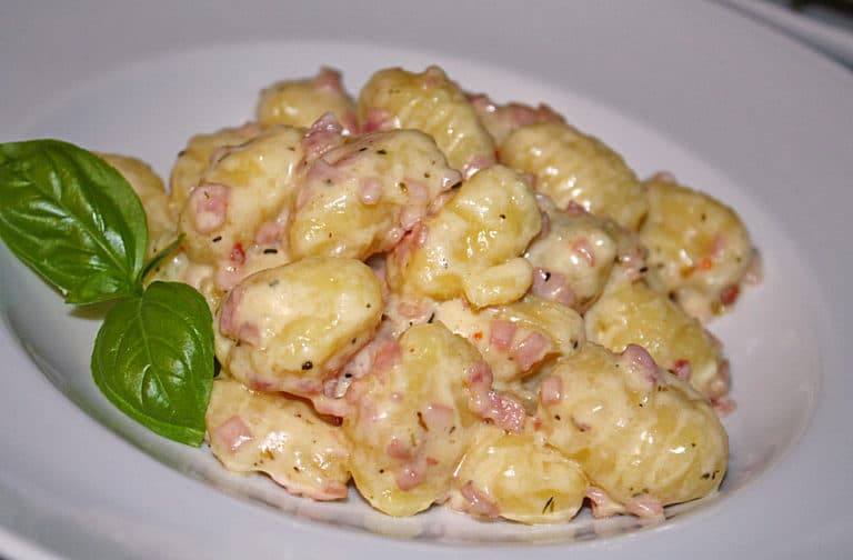 Titelbild für GNOCCHI MIT KÄSE KNOBLAUCH SCHINKEN SOSE