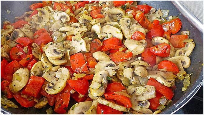 Titelbild für geschmackvoll – Zwiebel – Paprika – Champignon – Pfanne