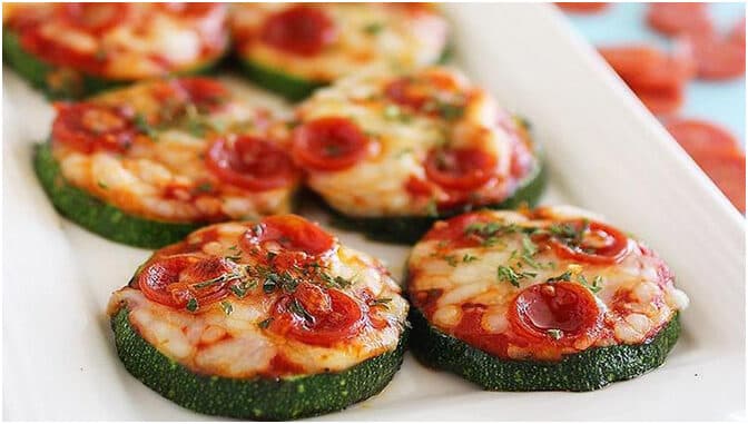 Titelbild für gechmackvoll -Zucchini-Häppchen mit Käse und Tomaten