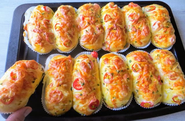 Titelbild für geschmackvoll – 10 MINUTEN PIZZA BRÖTCHEN AUS DEM BACKOFEN