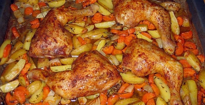 Titelbild für geschmackvoll -Hähnchenschenkel mit Ofen-Schmand-Gemüse