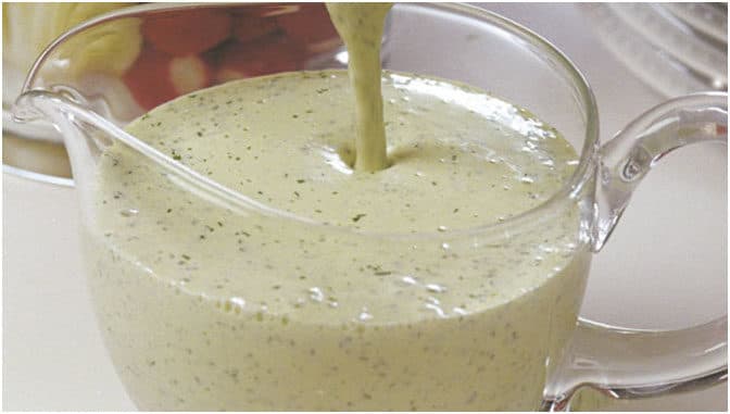 Titelbild für geschmackvoll – Mit der Soße wird dein Salat so super würzig und es ist in 4 Minuten fertig Buttermilch-Kräuter-Dressing