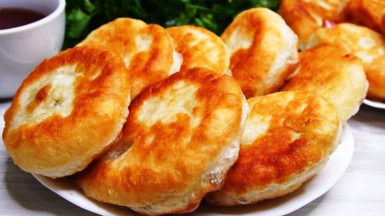 Titelbild für UNGARISCHE LANGOS MIT KNOBLAUCHCREME & KÄSE