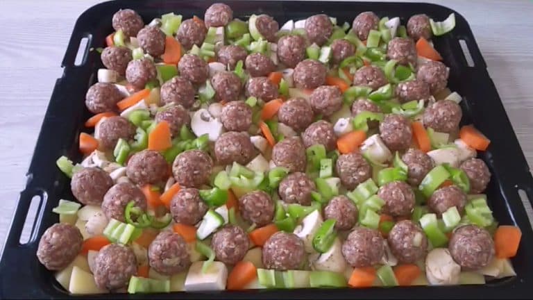 Titelbild für geschmackvoll – GEMÜSE MIT HACKBÄLLCHEN AUS DEM BACKOFEN IN 15 MINUTEN ZUBEREITET !