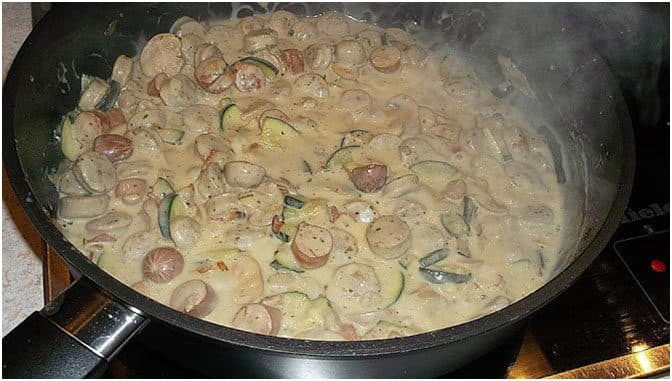 Titelbild für geschmackvoll – Einfache Bratwurstgeschnetzeltes