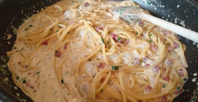 Titelbild für Geschmackvoll – One Pot Pasta alla Carbonara
