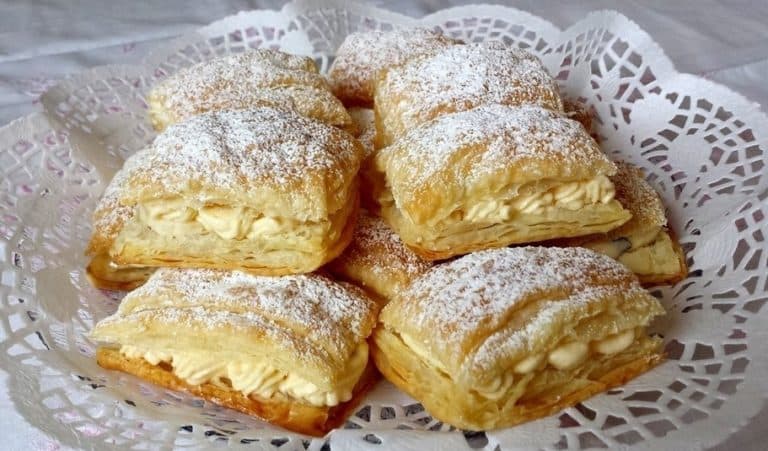 Titelbild für BLÄTTERTEIGSCHNITTEN MIT PARADIESCREME