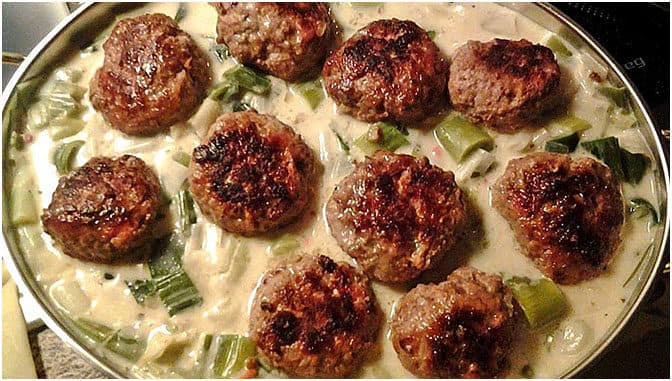 Titelbild für Ganz einfach und so übertrieben lecker:Frikadellen in Gemüse-Sahne-Sauce