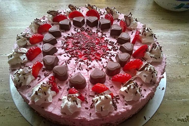 Titelbild für ERDBEER YOGURETTE TORTE MIT NUSSBODEN