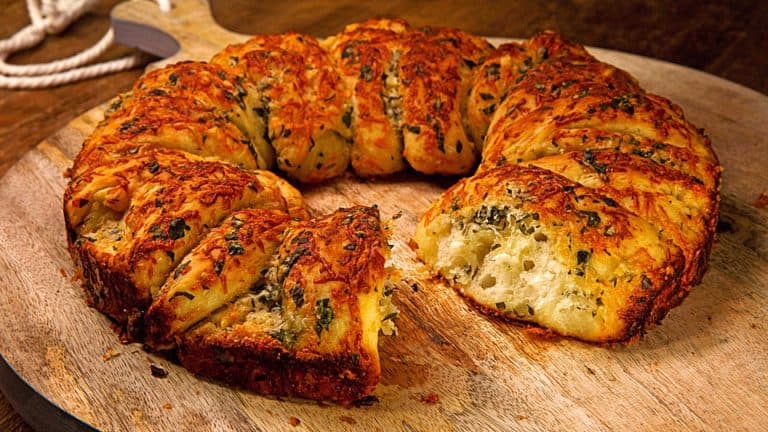 Titelbild für SELBSTGEBACKENES KNOBLAUCHBROT