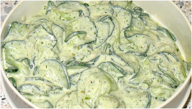 Titelbild für Schneller Gurkensalat mit Schmand