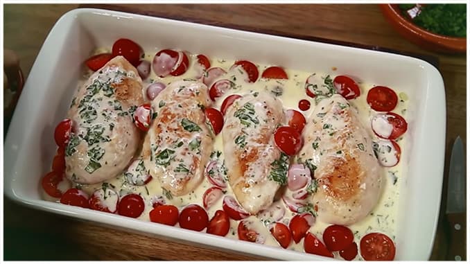 Titelbild für Mozzarella – Hähnchen in Basilikum – Sahnesauce