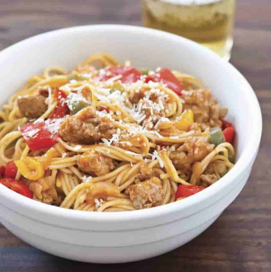 Titelbild für BACHELOR SPAGHETTI MIT WURST, PFEFFERN UND ZWIEBELN