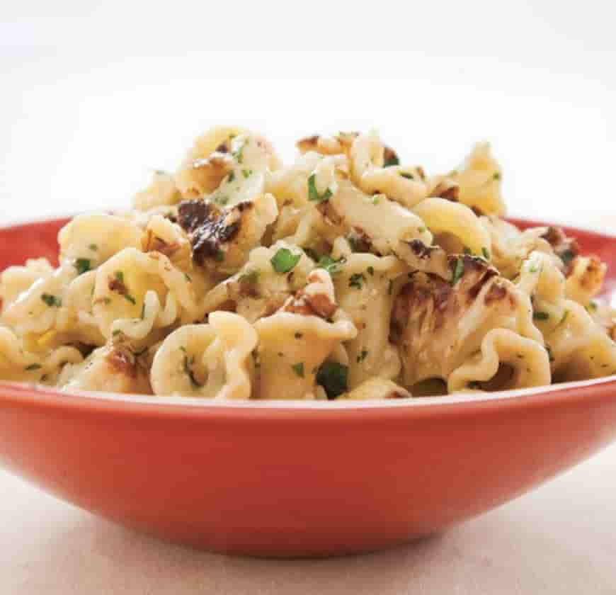 Titelbild für Pasta mit geröstetem Blumenkohl, Knoblauch und Walnüssen