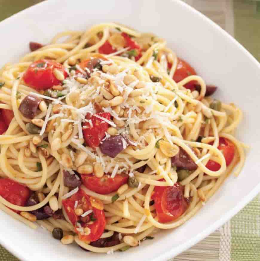 Titelbild für “SPAGHETTI MIT KIRSCHTOMATEN, OLIVEN, KAPERN UND KIEFERMUTTERN”